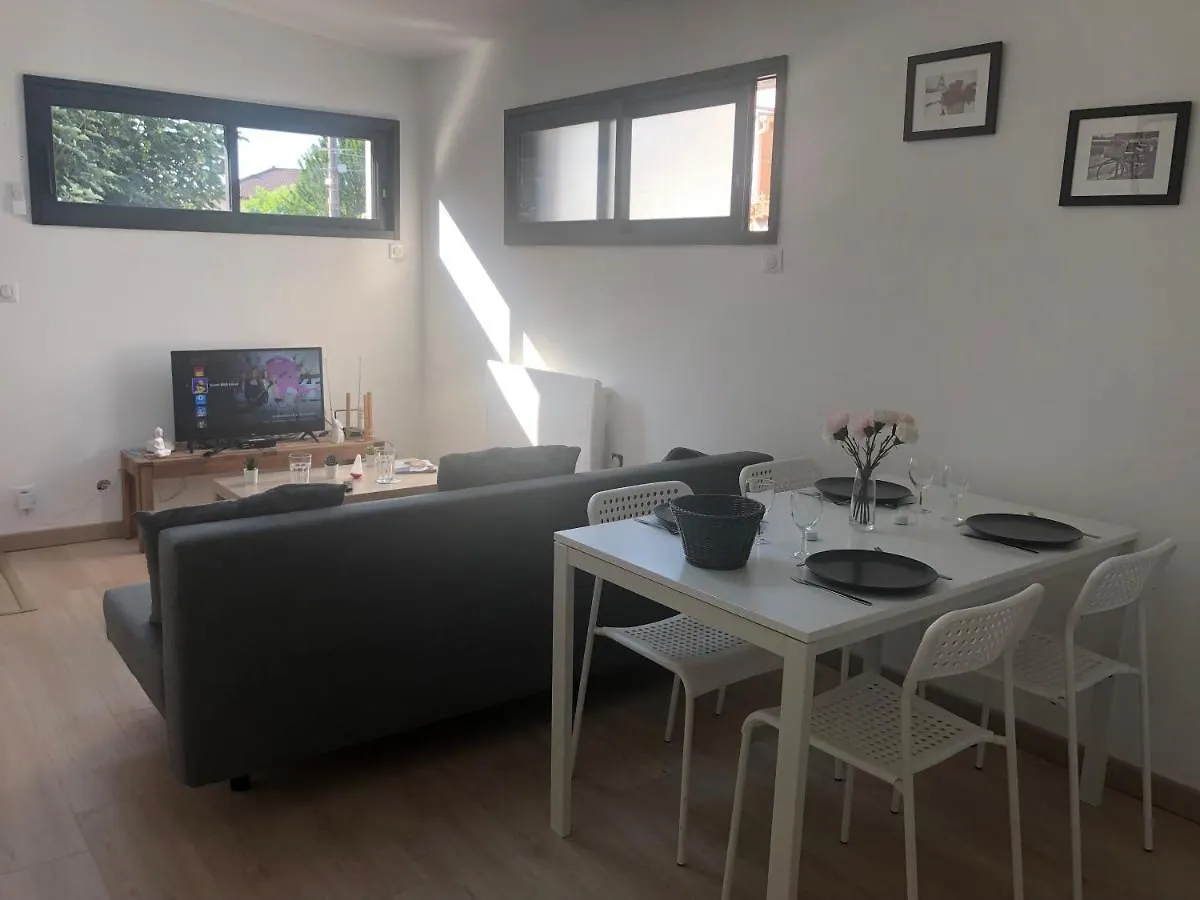 Appartement paisible proche centre ville Bron France